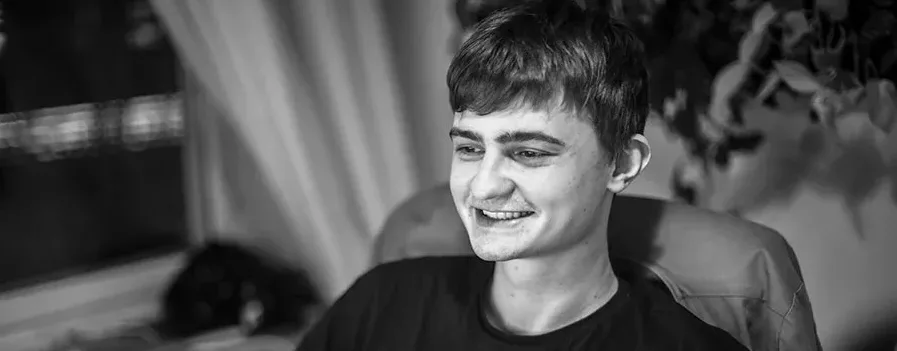 Glad man som jobbar vid dator