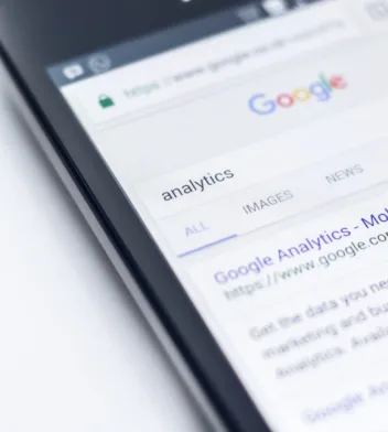 Telefon med sökord: Analytics på google