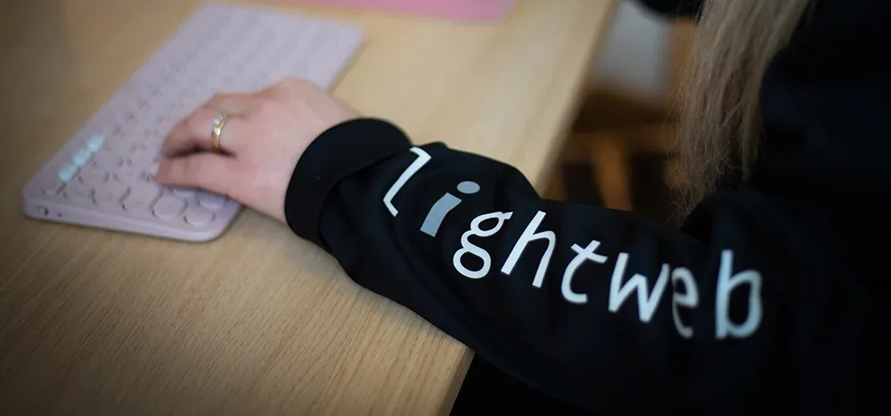 Person som jobbar vid ett tangentbord