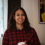 Glad kvinna som håller i en kopp