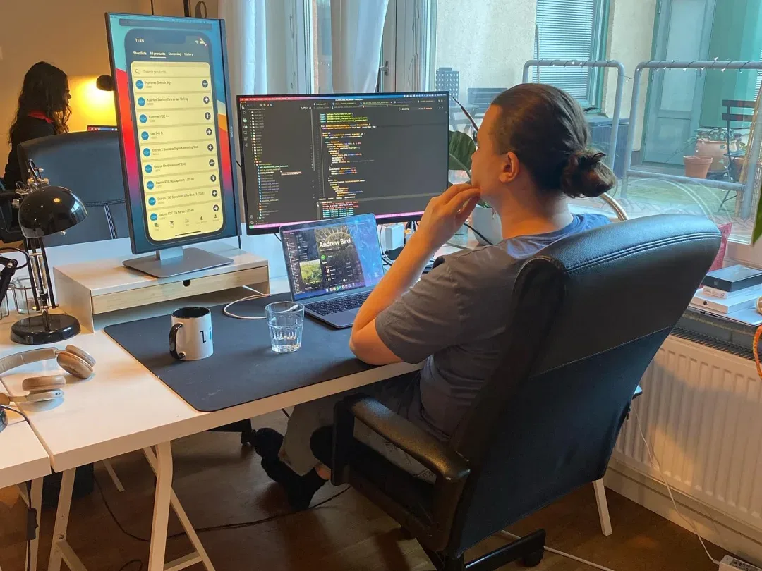 Person som jobbar vid dator