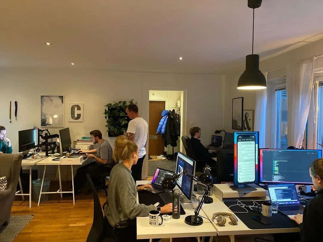 Människor som jobbar på kontor