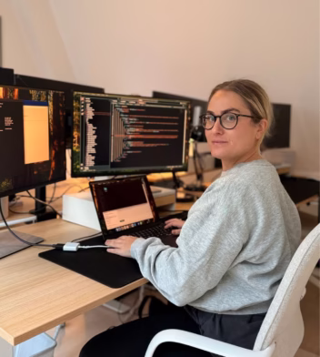 Medarbetare på Lightweb sitter vid en dator