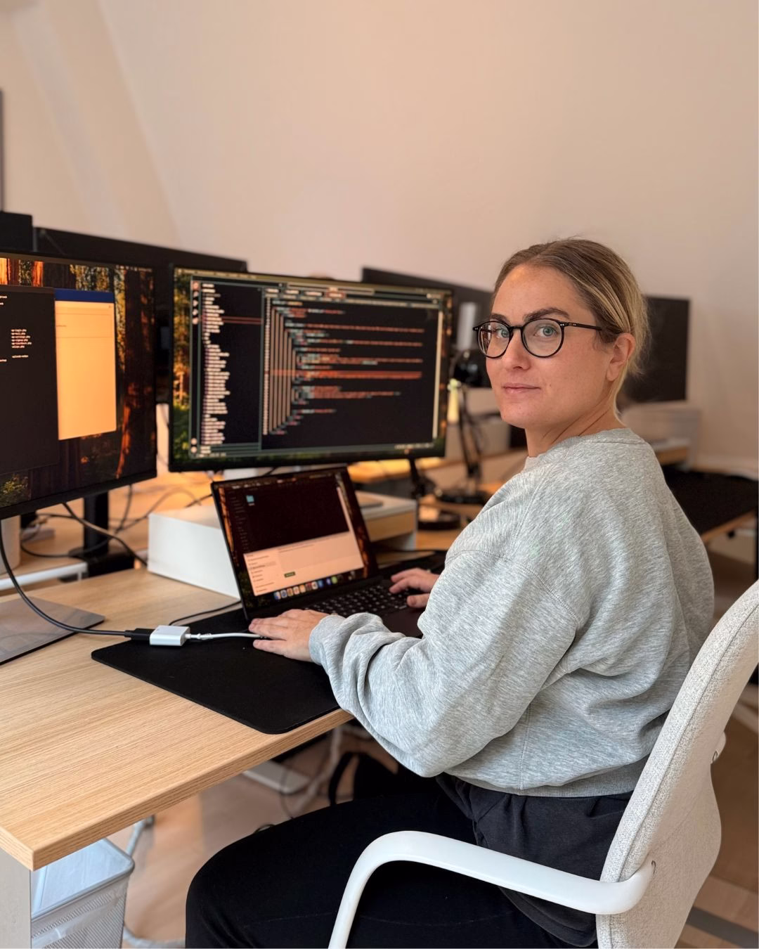Medarbetare på Lightweb sitter vid en dator