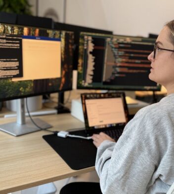 kvinna som programmerar