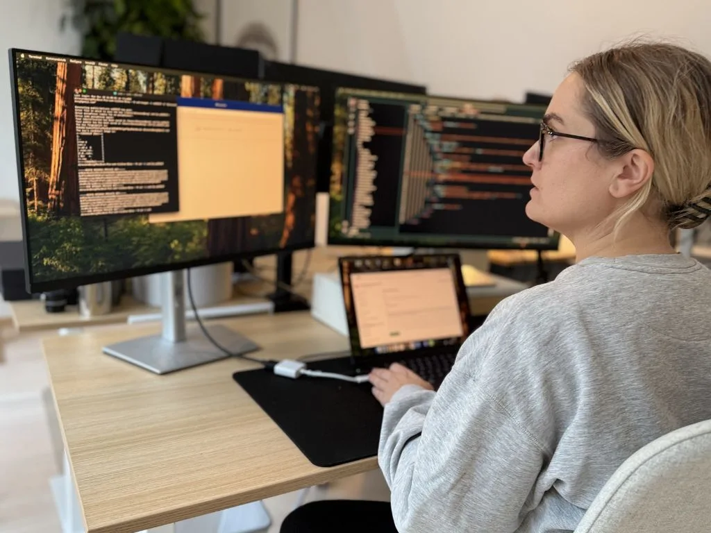 kvinna som programmerar