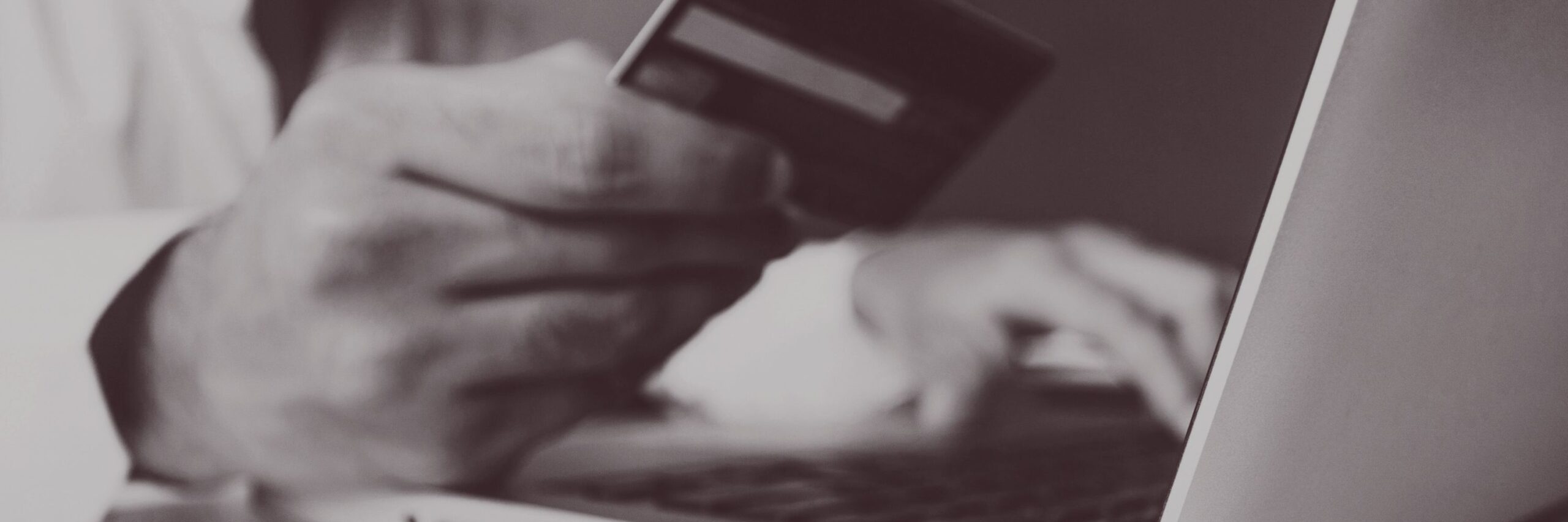 en person handlar på nätet