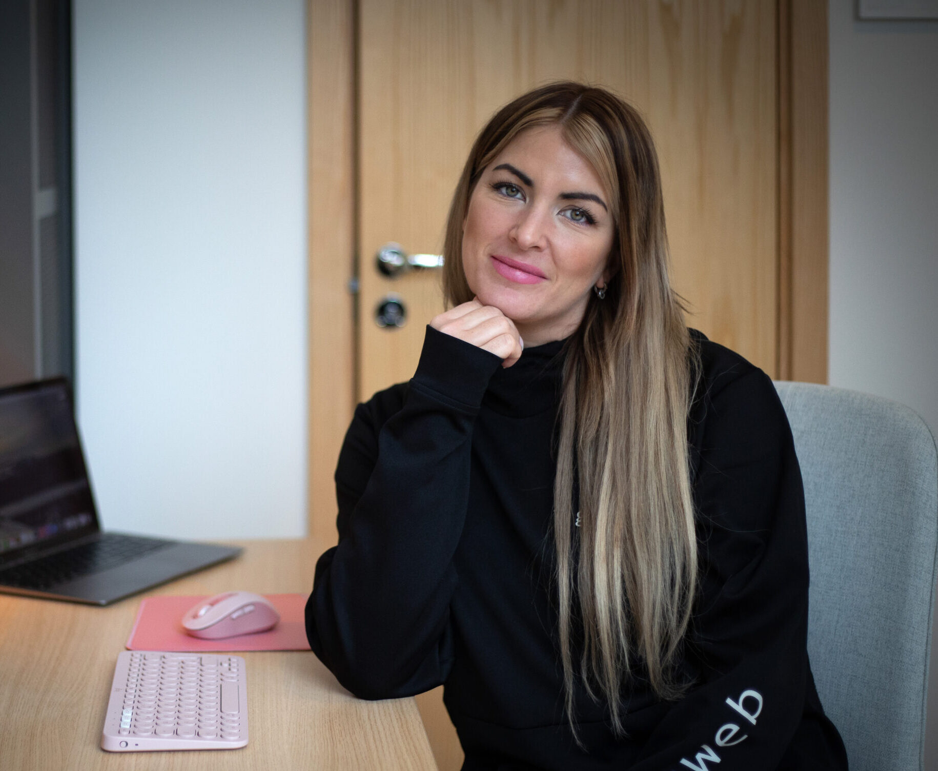 kvinna vid skrivbord